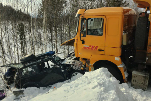 На севере Бурятии два человека погибли в страшном ДТП