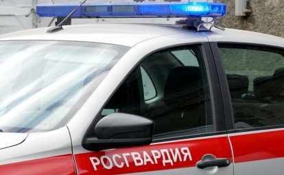 Мужчина разбил витражные окна в музее в Ногликах