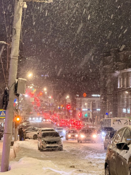 Снегопад парализовал центр Кирова: жители жалуются на пробки и сугробы