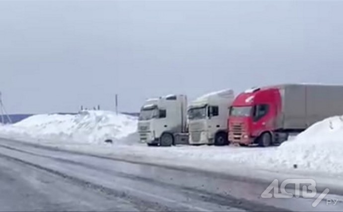 Транспортный коллапс в Ванино продолжается: водители большегрузов ночуют вдоль дороги по 20 дней