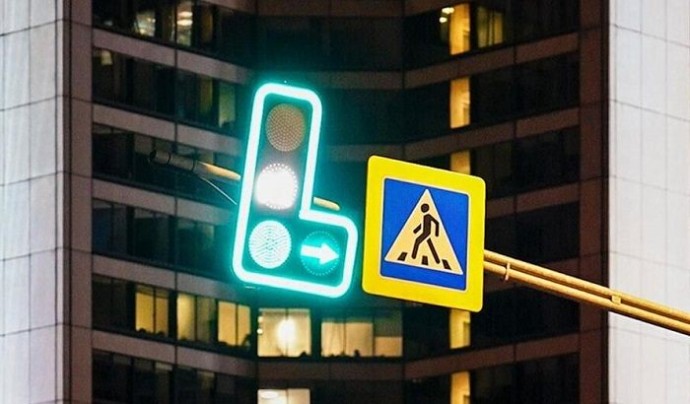 В Москве на ряде участков дорог появятся новые светофоры с контурной подсветкой