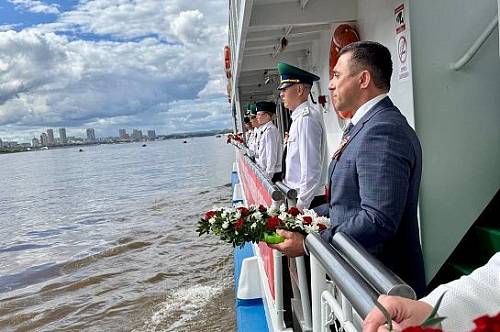 «Катюшу» спели на Амуре российские и китайские артисты во время акции «Цветы на воде» «Катюшу» спели на Амуре российские и китайские артисты во время акции «Цветы на воде»