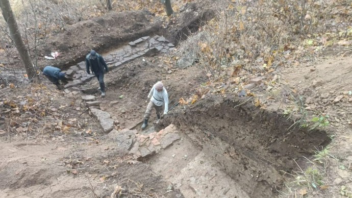 В Приютино нашли фундамент бани, связанной с именем Ивана Крылова