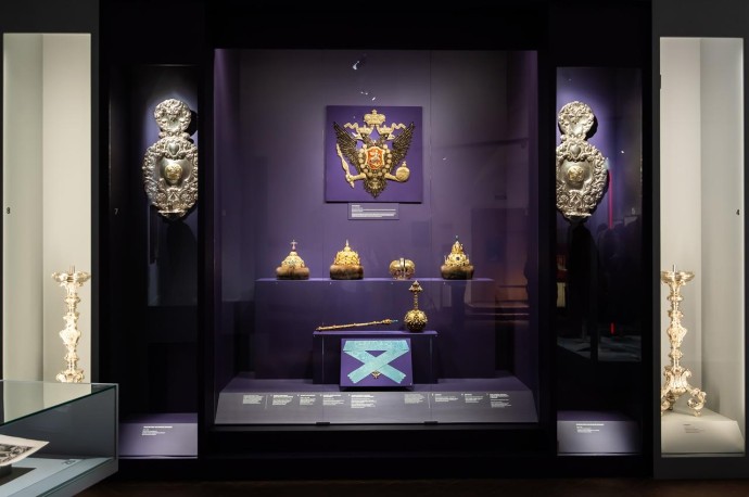 Уникальную коллекцию костюмов первого российского императора представили в Музеях Московского Кремля на выставке «Последний триумф Петра Великого»