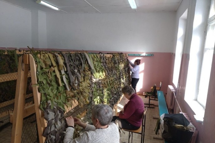 В Оленинском округе продолжают плести маскировочные сети для СВО
