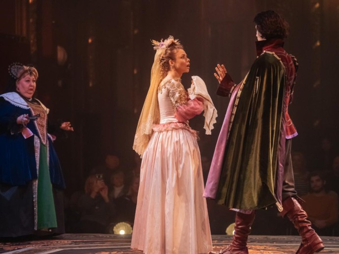 Любовный треугольник перерастает в квадрат: почему спектакль Безумные влюбленные стоит увидеть Любовный треугольник перерастает в квадрат: почему спектакль Безумные влюбленные стоит увидеть