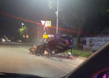 В аварии с переворотом в Благовещенске пострадали двое