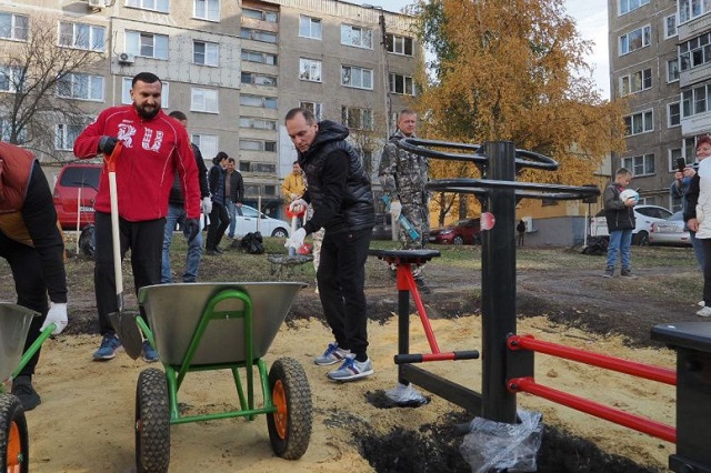 Глава Мордовии принял участие в субботнике в одном из дворов Саранска