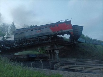 Трое сотрудников поездной бригады пострадали в результате обрушения моста в Курской области