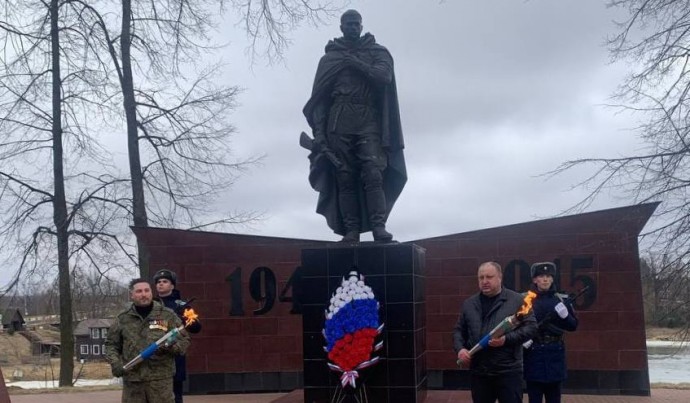 Вечный огонь торжественно зажжен в поселке Ярославской области