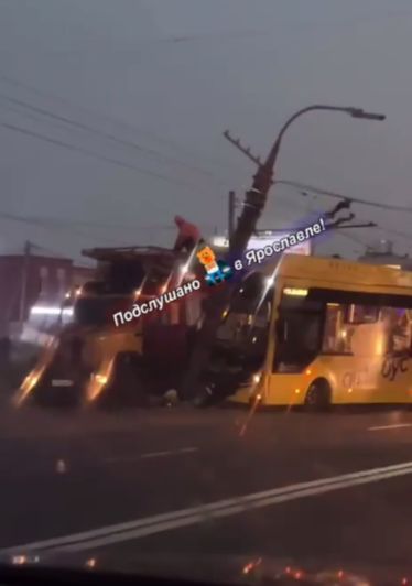 В Ярославле автобус врезался в опору: двое пострадали