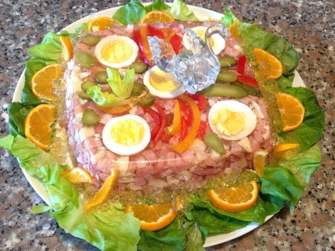 Заливное из сёмги на новогодний стол украшается морковью, миндалём и укропом