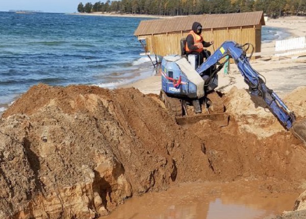 Жителей прибрежного села в Бурятии взбудоражила загадочная стройка прямо у Байкала