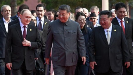 Си Цзиньпин переговаривался с Путиным и Ким Чен Ыном во время парада