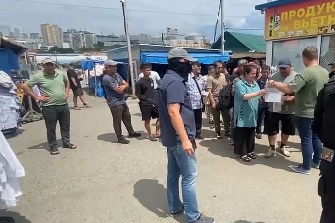 Силовики Владивостока подводят итоги рейда на Спортивном рынке
