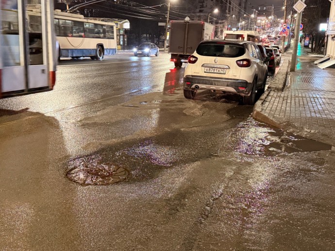 «Киров опять поплыл»: в центре города из-под асфальта хлещет вода
