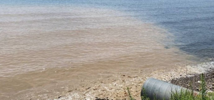 Канализация стекает в воду рядом с популярным пляжем во Владивостоке Канализация стекает в воду рядом с популярным пляжем во Владивостоке