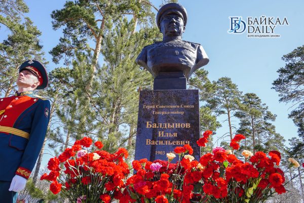 Бюст Героя Советского Союза Ильи Балдынова открыли в Улан-Удэ