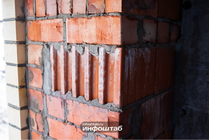 В Астрахани к пятиэтажке с трещиной в стене прибыли экстренные службы