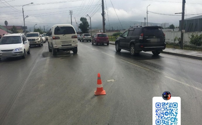 Мужчина выбежал на дорогу и попал под микроавтобус в Южно-Сахалинске Мужчина выбежал на дорогу и попал под микроавтобус в Южно-Сахалинске