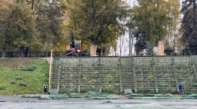 В Ярославле демонтируют трибуны на стадионе «Спартаковец» В Ярославле демонтируют трибуны на стадионе «Спартаковец»