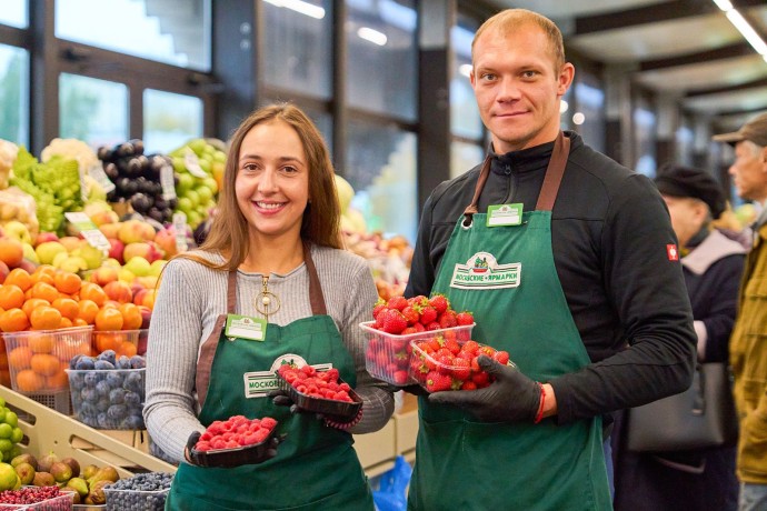 Лето на прилавках: на московские ярмарки привезли малину и клубнику ремонтантных сортов
