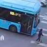 Мальчик на самокате попал под автобус в Петергофе