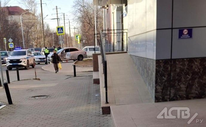 Автомобиль отбросило на тротуар в результате ДТП в центре Южно-Сахалинска