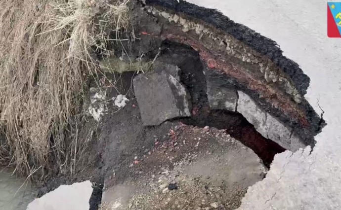 В Нижнем Шахтёрске подмыло мост, обрушилась часть грунта