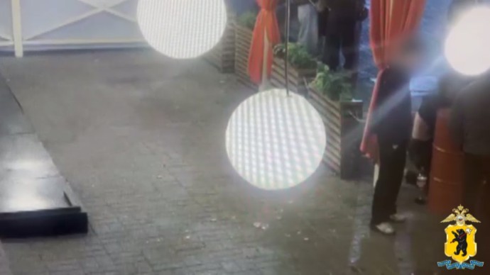 В баре Ярославля молодой охранник избил посетителя и заставил его перевести себе деньги В баре Ярославля молодой охранник избил посетителя и заставил его перевести себе деньги