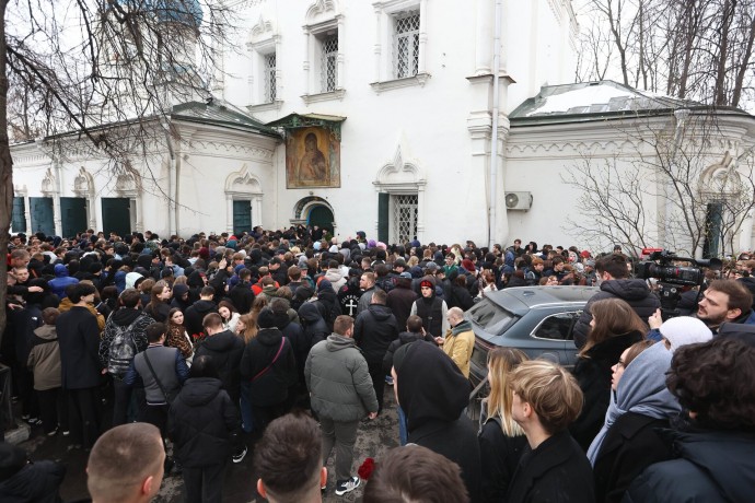 Больше тысячи человек проскандировали «Паша Техник» на церемонии прощания с рэпером