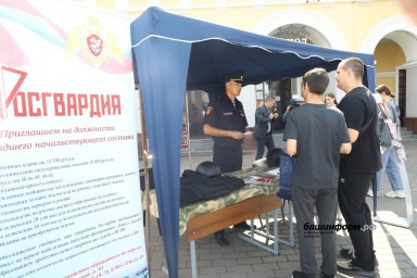 Агитпункт в деле: более 50 жителей Уфы решили вступить в ряды Росгвардии