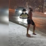 Жителей Барнаула удивил полуобнаженный горожанин в шортах