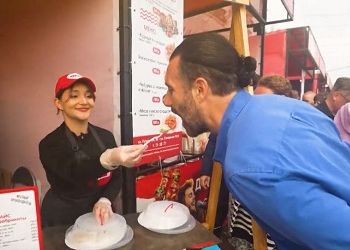 Итальянца в Благовещенске удивляли караваем с соевым соусом и пельменным рекордом Итальянца в Благовещенске удивляли караваем с соевым соусом и пельменным рекордом