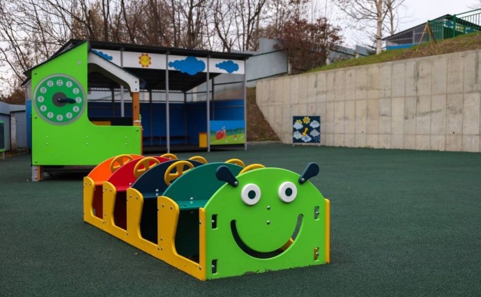 После обращения родителей в Корсакове благоустроили территорию детсада "Золотой петушок" После обращения родителей в Корсакове благоустроили территорию детсада "Золотой петушок"