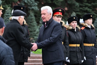 Собянин возложил венки к Могиле Неизвестного Солдата в память о параде 1941 года