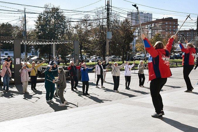 Танцы с оркестром и жонглирование: как в Туле отметили День пожилых людей Танцы с оркестром и жонглирование: как в Туле отметили День пожилых людей