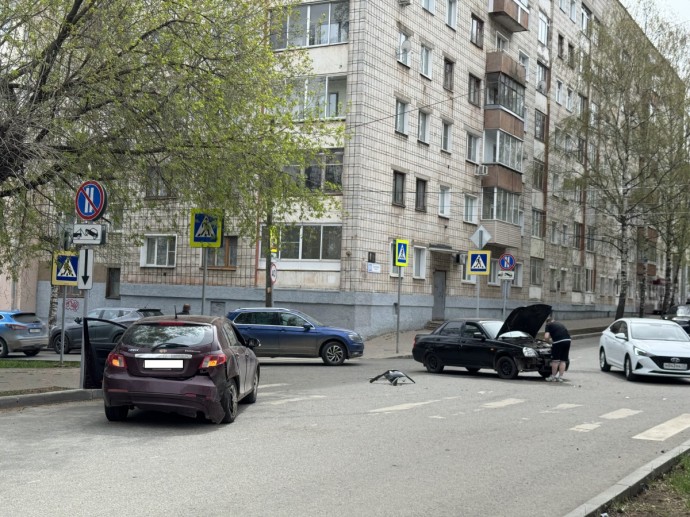 На перекрестке Пятницкой и Свободы столкнулись два авто