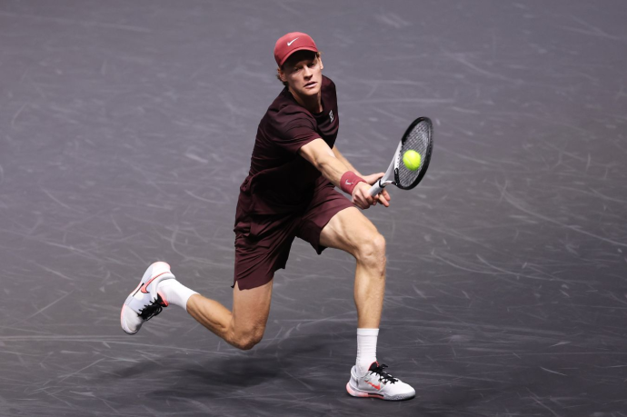 Синнер уверенно обыграл Оже-Альяссима в матче Итогового турнира ATP Синнер уверенно обыграл Оже-Альяссима в матче Итогового турнира ATP