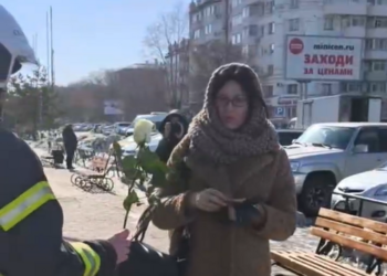 Сотрудники МЧС в Благовещенске дарили цветы женщинам на улицах
