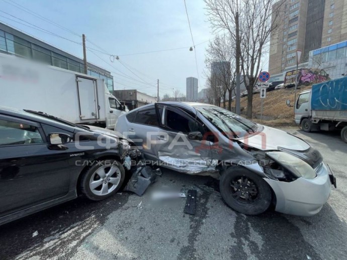 Жесткое ДТП: два «‎приусовода» не поделили дорогу во Владивостоке