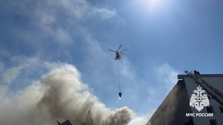 Пожар в Уфе тушат с вертолёта