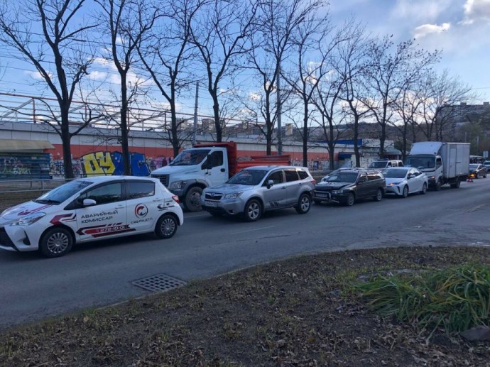 Грузовик стал причиной столкновения четырёх машин во Владивостоке Грузовик стал причиной столкновения четырёх машин во Владивостоке