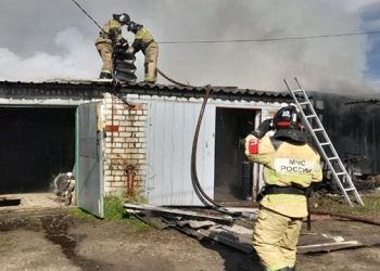 В Зее тушили гаражный массив