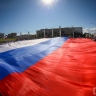 Огромный российский флаг развернули в центре Якутска
