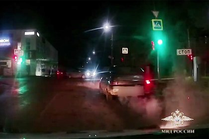 Женщина вынудила российских полицейских открыть по ней стрельбу и попала на видео