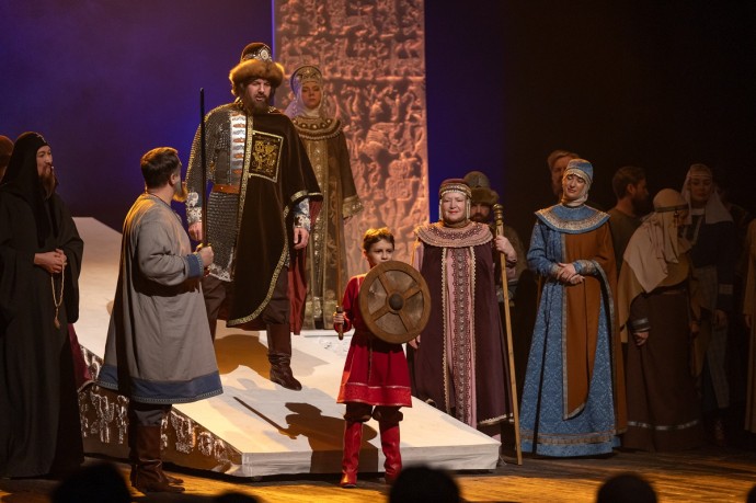 В Русском театре состоялась премьера спектакля об Александре Невском В Русском театре состоялась премьера спектакля об Александре Невском