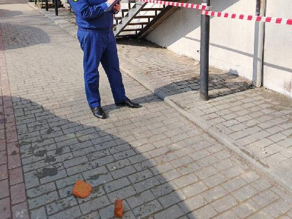 В центре Пензы с фасада жилого дома обрушились кирпичи