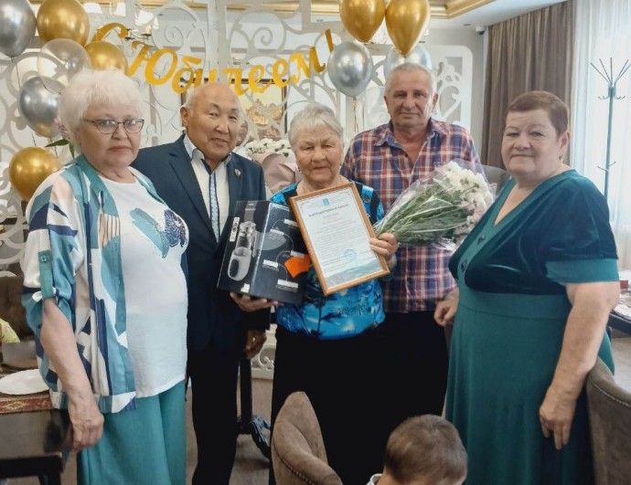 В районе Бурятии с 90-летием поздравили ветерана труда