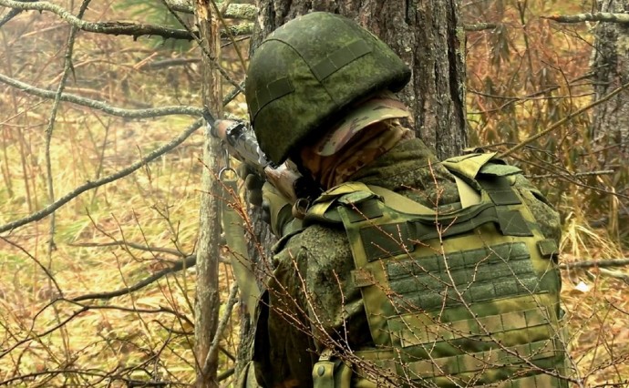 Сахалинские военнослужащие учатся тактическим действиям в лесополосе